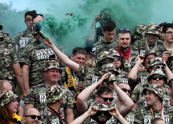 14.05.2017, xfux, Fussball 2.Bundesliga, Karlsruher SC - Dynamo Dresden, emspor, v.l. Fans Dynamo Dresden Stimmung Trikot Schal Fanblock Pyrotechnik, Pyro, Rauch, Feuer, Randale, Bengalos, Rauchbomben, pirotecnica, fumo, fuoco Karlsruhe