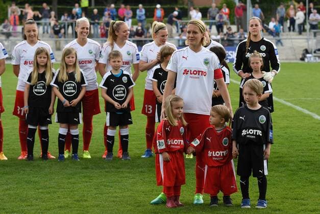 14.05.2017, xhbx, Fussball 1.Bundesliga Frauen, 1.FFC Frankfurt - TSG 1899 Hoffenheim, emspor v.l. Saskia Bartusiak (1.FFC Frankfurt) läuft mit Ihren Nichten und Neffen ein Frankfurt am Main