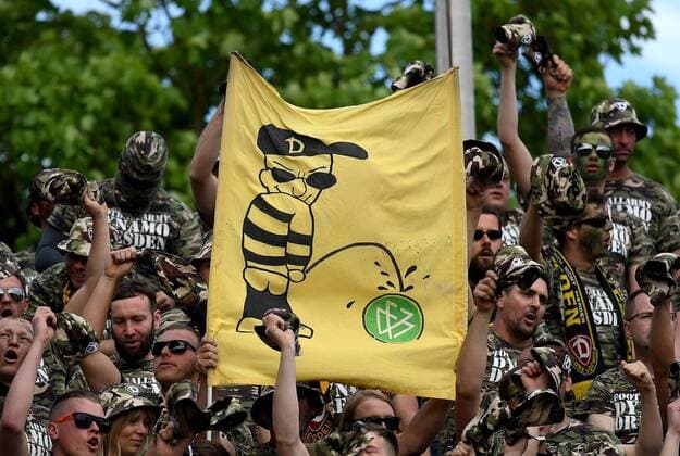 14.05.2017, xfux, Fussball 2.Bundesliga, Karlsruher SC - Dynamo Dresden, emspor, v.l. Fans Dynamo Dresden Stimmung Trikot Schal Fanblock Soladaten Militaer Army Karlsruhe