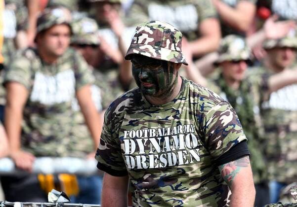 14.05.2017, xfux, Fussball 2.Bundesliga, Karlsruher SC - Dynamo Dresden, emspor, v.l. Fans Dynamo Dresden Stimmung Trikot Schal Fanblock Soladaten Militaer Army Karlsruhe