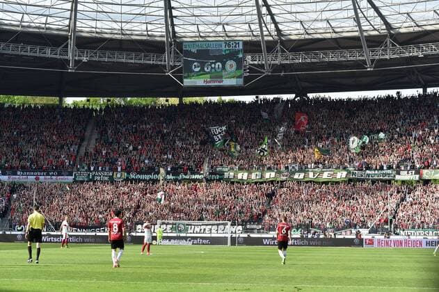 14.05.2017, Fussball GER, 2. Bundesliga Saison 2016 2017, 33. Spieltag, Hannover 96 - VfB Stuttgart, Hannover Fans feiern Arminia Bielefeld nach dem 6-0 auf der Anzeigentafel