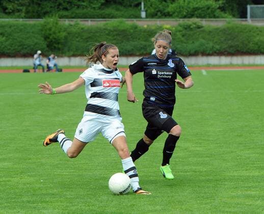 Borussia Mönchengladbach Frauen 1. Bundesliga Saison 2016 - 2017 21. Spieltag am 14.05.2017 in Mönchengladbach - Rheydt ( Grenzlandstadion ) Borussia Mönchengladbach gegen MSV Duisburg ( 1 - 3 ) hier Liv Aerts , Zsofia Racz , Volksbank Mönchengladbach ,