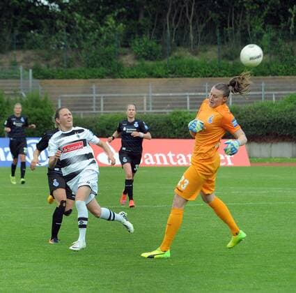 Borussia Mönchengladbach Frauen 1. Bundesliga Saison 2016 - 2017 21. Spieltag am 14.05.2017 in Mönchengladbach - Rheydt ( Grenzlandstadion ) Borussia Mönchengladbach gegen MSV Duisburg ( 1 - 3 ) hier das Tor zum 1 - 1 durch Mona Lohmann , Torwart Lena Nuding , Volksbank Mönchengladbach ,