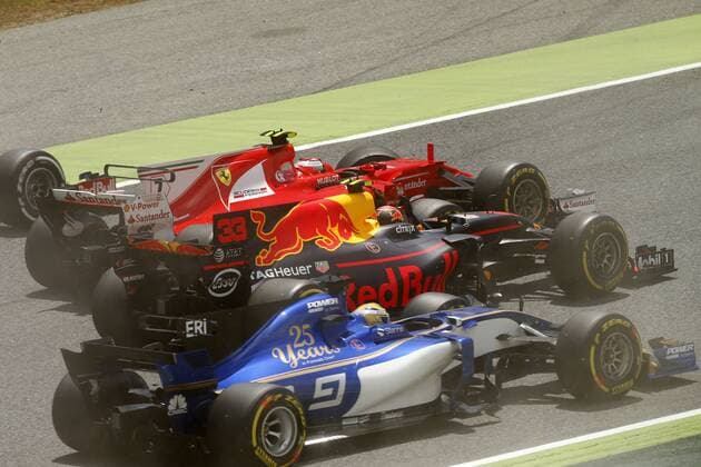 Motorsports: FIA Formula One World Championship WM Weltmeisterschaft 2017, Grand Prix of Spain, 7 Kimi Raikkonen (FIN, Scuderia Ferrari), 33 Max Verstappen (NLD, Red Bull Racing), 9 Marcus Ericsson (SWE, Sauber F1 Team), start, mass, Masse, Menge, viele, many Barcelona Spain xHOCHxZWEIx