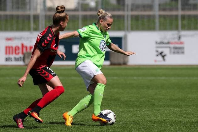 v.li.: Giulia Gwinn (Freiburg, 7), Isabel Kerschowski (Wolfsburg), 27, Aktion, Action, Spielszene, Fussball, Allianz Frauen-Bundesliga, SC Freiburg - VfL Wolfsburg, xozx