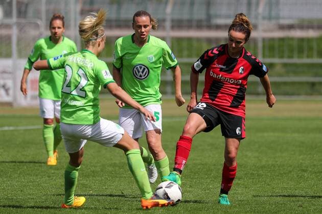 v.li.: Pernille Harder (Wolfsburg, 22), Emily van Egmond (Wolfsburg, 5), Lina Maria Magull (Freiburg, 16), Aktion, Action, Spielszene, Fussball, Allianz Frauen-Bundesliga, SC Freiburg - VfL Wolfsburg, xozx