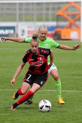 v.li.: Giulia Gwinn (Freiburg, 7), Pernille Harder (Wolfsburg, 22), Zweikampf, Duell, duel, tackle, tackling, Dynamik, Action, Aktion, Fussball, Allianz Frauen-Bundesliga, SC Freiburg - VfL Wolfsburg, xozx