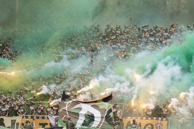 Fans von Dynamo Dresden mit Pyro und Rauch zu Beginn des Spiels. Karlsruher SC vs. SG Dynamo Dresden, 2. Bundesliga, 33. Spieltag