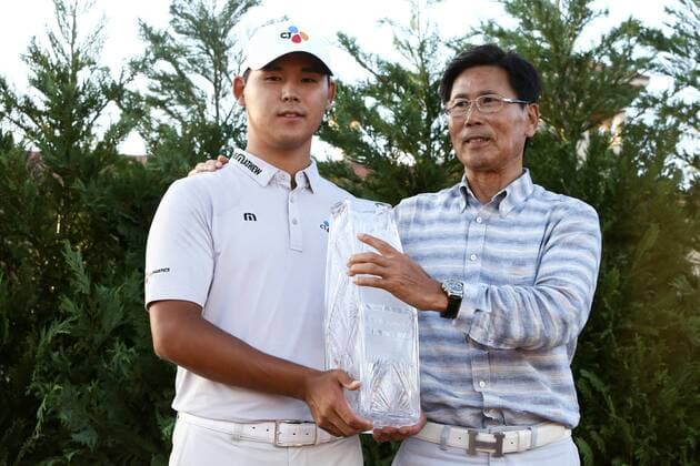 May 14, 2017 - Ponte Vedra Beach, Florida, United States - Si Woo Kim (L) and his father with the trophy after winning The PLAYERS Championship at TPC Sawgrass. Golf 2017: The PLAYERS Championship - Final Round - ZUMAw109 20170514_zap_w109_034 Copyright: xDebbyxWongx