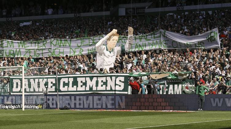 Foto : Fans von Werder begrüssen die Spieler , und verabschieden Clemens Fritz Fussball 1. Bundesliga , am Sa. 13.05.2017 Werder Bremen - Hoffenheim 3 - 5