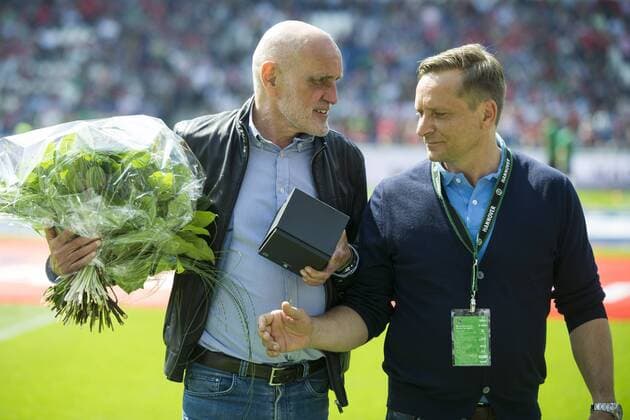 Martin KIND (li., Praesident, H) und Horst HELDT (Sportdirektor, H) mit Abschiedsgeschenke, Fussball 2. Bundesliga, 33. Spieltag, Hannover 96 (H) - VfB Stuttgart (S) 1:0, am 14.05.2017 in der HDI Arena in Hannover Deutschland. Â