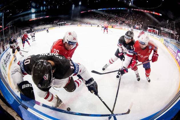 Bilder des Tages - SPORT 15.05.2017, AccorHotels Arena, Paris, FRA, IIHF WM 2017, Kanada vs Norwegen, Gruppe B, im Bild Brayden Schenn of Canada vs Kristian Forsberg of Norway and Sean Couturier of Canada vs Jonas Holos of Norway during the group B match of 2017 IIHF World Championship WM Weltmeisterschaft between Canada and Norway at the AccorHotels Arena in Paris, France on 2017 05 15. Paris  EP_pon  