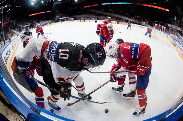 15.05.2017, AccorHotels Arena, Paris, FRA, IIHF WM 2017, Kanada vs Norwegen, Gruppe B, im Bild Brayden Schenn of Canada vs Kristian Forsberg of Norway and Sean Couturier of Canada vs Jonas Holos of Norway during the group B match of 2017 IIHF World Championship WM Weltmeisterschaft between Canada and Norway at the AccorHotels Arena in Paris, France on 2017 05 15. Paris  EP_pon  