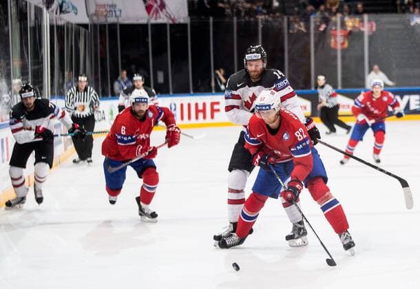 15.05.2017, AccorHotels Arena, Paris, FRA, IIHF WM 2017, Kanada vs Norwegen, Gruppe B, im Bild Jorgen Karterud of Norway vs Sean Couturier of Canada during the group B match of 2017 IIHF World Championship WM Weltmeisterschaft between Canada and Norway at the AccorHotels Arena in Paris, France on 2017 05 15. Paris  EP_pon  