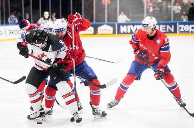 15.05.2017, AccorHotels Arena, Paris, FRA, IIHF WM 2017, Kanada vs Norwegen, Gruppe B, im Bild Matt Duchene of Canada vs Jonas Holos of Norway during the group B match of 2017 IIHF World Championship WM Weltmeisterschaft between Canada and Norway at the AccorHotels Arena in Paris, France on 2017 05 15. Paris  EP_pon  