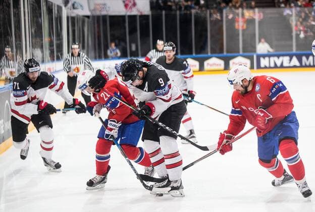15.05.2017, AccorHotels Arena, Paris, FRA, IIHF WM 2017, Kanada vs Norwegen, Gruppe B, im Bild Matt Duchene of Canada vs Niklas Roest of Norway and Jonas Holos of Norway during the group B match of 2017 IIHF World Championship WM Weltmeisterschaft between Canada and Norway at the AccorHotels Arena in Paris, France on 2017 05 15. Paris  EP_pon  