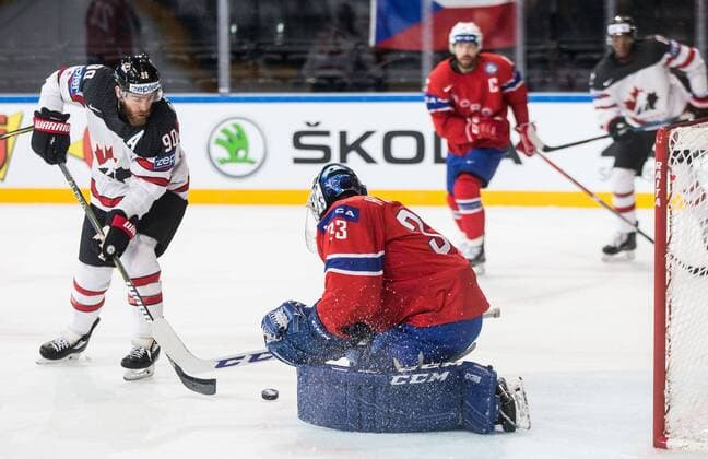 15.05.2017, AccorHotels Arena, Paris, FRA, IIHF WM 2017, Kanada vs Norwegen, Gruppe B, im Bild Ryan O Reilly of Canada vs Henrik Haukeland of Norway during the group B match of 2017 IIHF World Championship WM Weltmeisterschaft between Canada and Norway at the AccorHotels Arena in Paris, France on 2017 05 15. Paris  EP_pon  