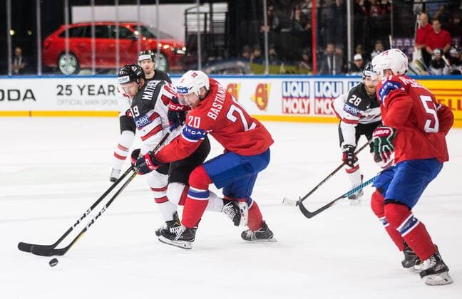 15.05.2017, AccorHotels Arena, Paris, FRA, IIHF WM 2017, Kanada vs Norwegen, Gruppe B, im Bild Mike Matheson of Canada vs Anders Bastiansen of Norway during the group B match of 2017 IIHF World Championship WM Weltmeisterschaft between Canada and Norway at the AccorHotels Arena in Paris, France on 2017 05 15. Paris  EP_pon  
