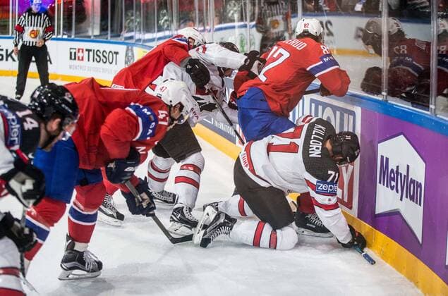 15.05.2017, AccorHotels Arena, Paris, FRA, IIHF WM 2017, Kanada vs Norwegen, Gruppe B, im Bild Sean Couturier of Canada, Alexander Bonsaksen of Norway, Daniel Sorvik of Norway, Matt Duchene of Canada, Jorgen Karterud of Norway and Alex Killorn of Canada during the group B match of 2017 IIHF World Championship WM Weltmeisterschaft between Canada and Norway at the AccorHotels Arena in Paris, France on 2017 05 15. Paris EP_pon