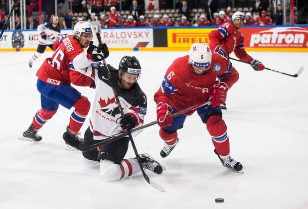 15.05.2017, AccorHotels Arena, Paris, FRA, IIHF WM 2017, Kanada vs Norwegen, Gruppe B, im Bild Sean Couturier of Canada vs Jonas Holos of Norway during the group B match of 2017 IIHF World Championship WM Weltmeisterschaft between Canada and Norway at the AccorHotels Arena in Paris, France on 2017 05 15. Paris  EP_pon  