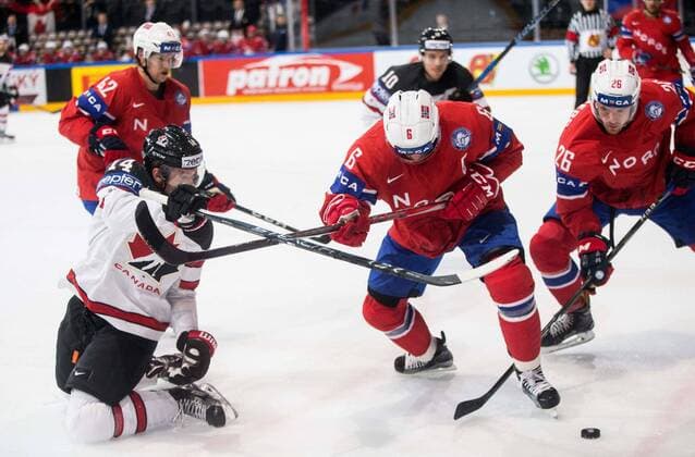 15.05.2017, AccorHotels Arena, Paris, FRA, IIHF WM 2017, Kanada vs Norwegen, Gruppe B, im Bild Sean Couturier of Canada vs Jonas Holos of Norway and Kristian Forsberg of Norway during the group B match of 2017 IIHF World Championship WM Weltmeisterschaft between Canada and Norway at the AccorHotels Arena in Paris, France on 2017 05 15. Paris  EP_pon  