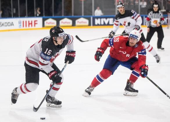 15.05.2017, AccorHotels Arena, Paris, FRA, IIHF WM 2017, Kanada vs Norwegen, Gruppe B, im Bild Mitch Marner of Canada vs Kristian Forsberg of Norway during the group B match of 2017 IIHF World Championship WM Weltmeisterschaft between Canada and Norway at the AccorHotels Arena in Paris, France on 2017 05 15. Paris  EP_pon  
