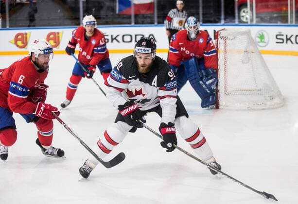 15.05.2017, AccorHotels Arena, Paris, FRA, IIHF WM 2017, Kanada vs Norwegen, Gruppe B, im Bild Jonas Holos of Norway vs Ryan O Reilly of Canada during the group B match of 2017 IIHF World Championship WM Weltmeisterschaft between Canada and Norway at the AccorHotels Arena in Paris, France on 2017 05 15. Paris  EP_pon  