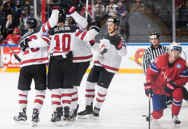 Bilder des Tages - SPORT 15.05.2017, AccorHotels Arena, Paris, FRA, IIHF WM 2017, Kanada vs Norwegen, Gruppe B, im Bild Players of Canada celebrate after scoring first goal during the group B match of 2017 IIHF World Championship WM Weltmeisterschaft between Canada and Norway at the AccorHotels Arena in Paris, France on 2017 05 15. Paris  EP_pon  