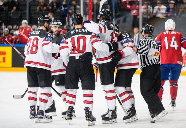 15.05.2017, AccorHotels Arena, Paris, FRA, IIHF WM 2017, Kanada vs Norwegen, Gruppe B, im Bild Players of Canada celebrate after scoring first goal during the group B match of 2017 IIHF World Championship WM Weltmeisterschaft between Canada and Norway at the AccorHotels Arena in Paris, France on 2017 05 15. Paris  EP_pon  