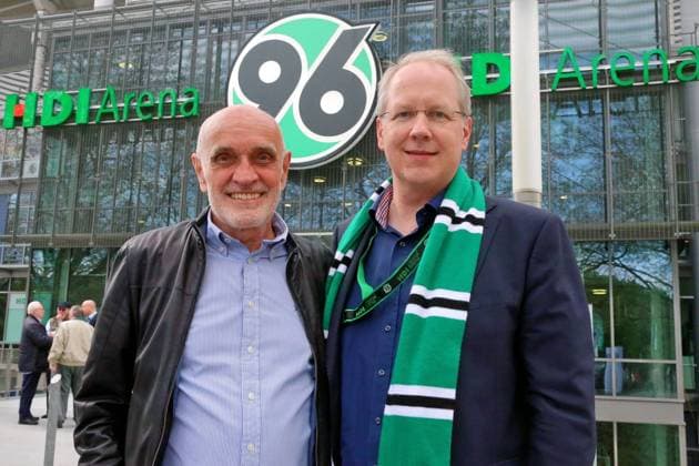Hannover 96 Präsident Martin Kind li. und Hannover OB Stefan Schostok - hier als Zuschauer zum 2. BL Spiel Hannover 96 gegen den VfB Stuttgart 1:0 am 14.05.2017 in der HDI Arena.