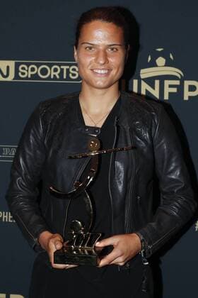 Bilder des Tages - SPORT Dzsenifer Marozsan - Fußballerin des Jahres in Frankreich Dzsenifer Maroszan ( Trophee Meilleure joueuse de Division 1 ) FOOTBALL : Trophees UNFP - Beinsports - 15 05 2017 GwendolineLeGoff Panoramic 