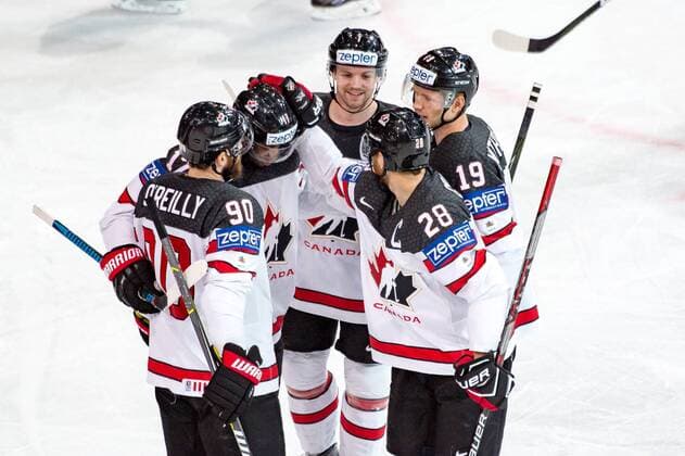 PARIS, FRANCE - MAY 15: 17 Wayne Simmonds (CAN) celebrates his goal with teammates during the Ice hockey Eishockey World Championship WM Weltmeisterschaft between Canada and Norway at AccorHotels Arena in Paris, France, on May 15, 2017. (Photo by Robert Hradil Icon Sportswire) HOCKEY: MAY 15 IIHF World Championship - Canada v Norway Icon1705150117 EDITORIAL USE ONLY