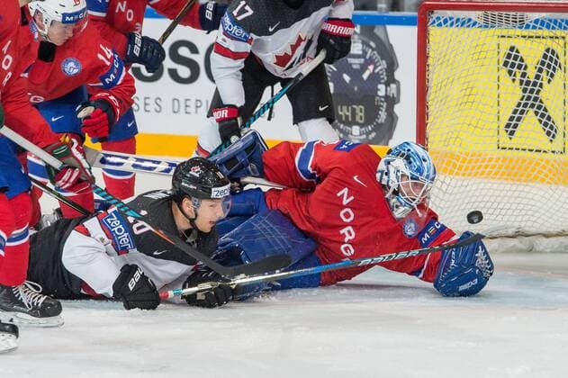 Bilder des Tages - SPORT PARIS, FRANCE - MAY 15: 10 Brayden Schenn (CAN) scores a goal against 33 Goalie Henrik Haukeland (NOR) during the Ice hockey Eishockey World Championship WM Weltmeisterschaft between Canada and Norway at AccorHotels Arena in Paris, France, on May 15, 2017. (Photo by Robert Hradil Icon Sportswire) HOCKEY: MAY 15 IIHF World Championship - Canada v Norway Icon1705151017 EDITORIAL USE ONLY