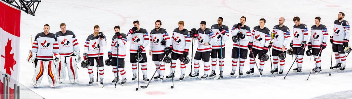 PARIS, FRANCE - MAY 15: Team Canada lines up for the national anthem after the Ice hockey Eishockey World Championship WM Weltmeisterschaft between Canada and Norway at AccorHotels Arena in Paris, France, on May 15, 2017. (Photo by Robert Hradil Icon Sportswire) HOCKEY: MAY 15 IIHF World Championship - Canada v Norway Icon1705151217 EDITORIAL USE ONLY