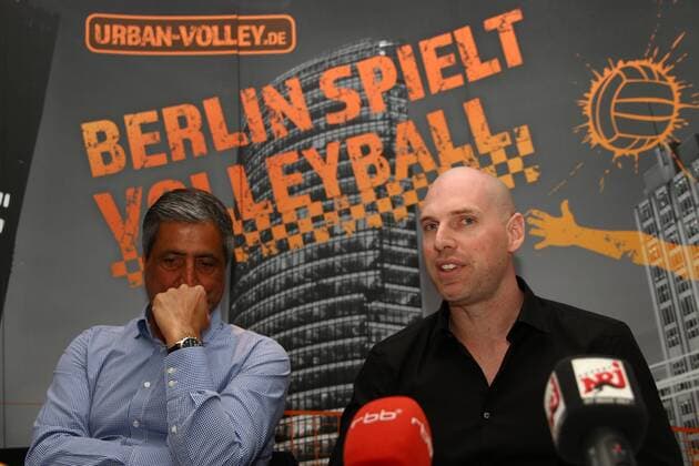 Volleyball, Herren, Saison 2016 17, 1. Bundesliga, Pressekonferenz BR Volleys, Manager Kaweh Niroomand (Berlin Recycling Volleys), Cheftrainer Luke Reynolds (Berlin Recycling Volleys), 16.05.17, Copyright: xMichaelxHundtx xMatthiasxKochx