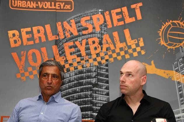 Volleyball, Herren, Saison 2016 17, 1. Bundesliga, Pressekonferenz BR Volleys, Manager Kaweh Niroomand (Berlin Recycling Volleys), Cheftrainer Luke Reynolds (Berlin Recycling Volleys), 16.05.17, Copyright: xMichaelxHundtx xMatthiasxKochx