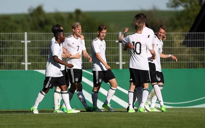 Fußball, U18-Länderspiel, Deutschland - Italien U17 U 17 Deutschland - U17 Italien Deutschland, Großaspach, 17.05.2017, Fussball, FIFA Länderspiel Junioren, U17 DFB Deutschland - U17 Italien: 2. v.l. Arne Maier (DFB Deutschland); Jubel Tor 1:0 Maier.