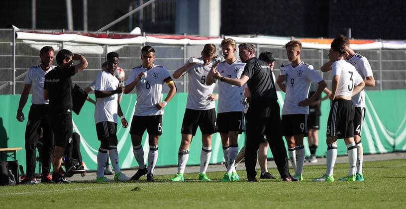 Fußball, U18-Länderspiel, Deutschland - Italien U17 U 17 Deutschland - U17 Italien Deutschland, Großaspach, 17.05.2017, Fussball, FIFA Länderspiel Junioren, U17 DFB Deutschland - U17 Italien: mi. Meikel Schönweitz (Trainer DFB Deutschland).