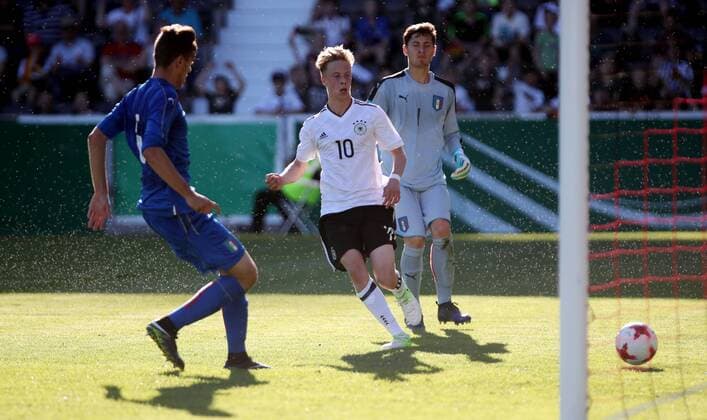 Fußball, U18-Länderspiel, Deutschland - Italien U17 U 17 Deutschland - U17 Italien Deutschland, Großaspach, 17.05.2017, Fussball, FIFA Länderspiel Junioren, U17 DFB Deutschland - U17 Italien: v.l. Matteo Gabbia (Italien), Sam Francis Schreck (DFB Deutschland), Michele Cerofilini (Italien); Tor 2:0 Schreck.