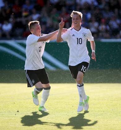 Bilder des Tages - SPORT Fußball, U18-Länderspiel, Deutschland - Italien U17 U 17 Deutschland - U17 Italien Deutschland, Großaspach, 17.05.2017, Fussball, FIFA Länderspiel Junioren, U17 DFB Deutschland - U17 Italien: v.l. Pal Dardai, Sam Francis Schreck (beide DFB Deutschland); Jubel Tor 2:0 Schreck.