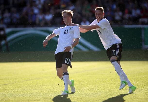 Fußball, U18-Länderspiel, Deutschland - Italien U17 U 17 Deutschland - U17 Italien Deutschland, Großaspach, 17.05.2017, Fussball, FIFA Länderspiel Junioren, U17 DFB Deutschland - U17 Italien: v.l. Sam Francis Schreck, Pal Dardai (beide DFB Deutschland); Jubel Tor 2:0 Schreck.