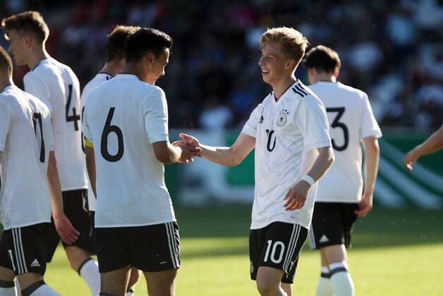 Fußball, U18-Länderspiel, Deutschland - Italien U17 U 17 Deutschland - U17 Italien Deutschland, Großaspach, 17.05.2017, Fussball, FIFA Länderspiel Junioren, U17 DFB Deutschland - U17 Italien: v.l. Atakan Akkaynak, Sam Francis Schreck (beide DFB Deutschland); Jubel Tor 2:0 Schreck.