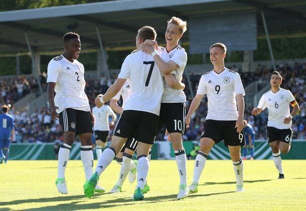 Großaspach, Fußball U18 Länderspiel Deutschland vs. Italien: Torjubel 1:0, v.l. Amade Alfons (GER), Torschütze Arne Maier (GER), Sam Francis Schreck (GER); Torben Müsel (GER)