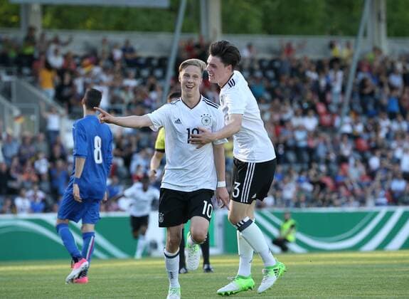 Großaspach, Fußball U18 Länderspiel Deutschland vs. Italien: Torjubel 3:0 v.l. Sam Francis Schreck (GER), Niklas Kölle (GER)