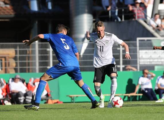 Großaspach, Fußball U18 Länderspiel Deutschland vs. Italien:v.l. Alessandro Buongiorno (Italien), Pal Dardai (GER)