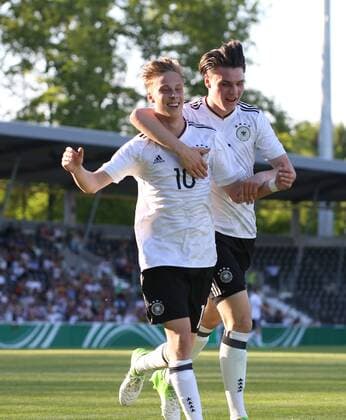 Großaspach, Fußball U18 Länderspiel Deutschland vs. Italien: Torjubel 3:0 v.l. Sam Francis Schreck (GER), Niklas Kölle (GER)