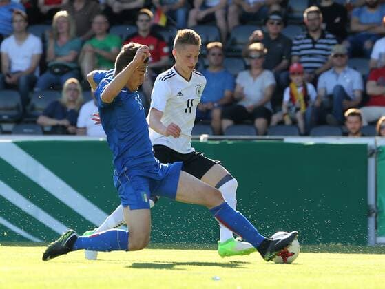 Großaspach, Fußball U18 Länderspiel Deutschland vs. Italien:v.l. Alessandro Buongiorno (Italien), Pal Dardai (GER)