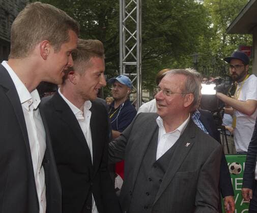 You ll Never Walk Alone Lichtburg Essen Deutschland Datum: 17.05.2017 Mitte: Marco Reus (Borussia Dortmund) Rechts: Joachim Krol Links: Sven Bender (Borussia Dortmund)