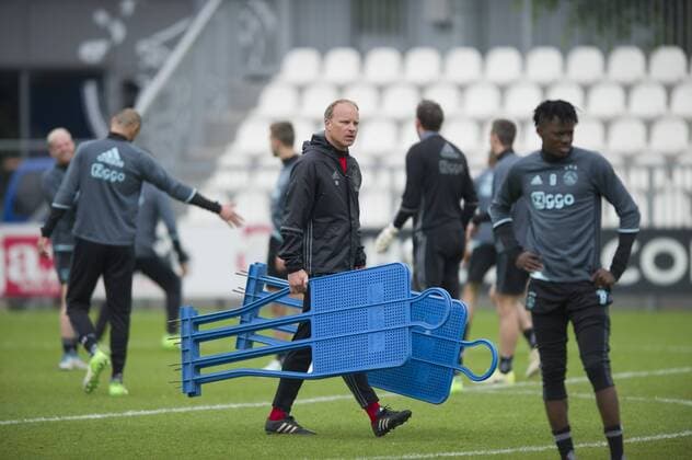 18-05-2017 VOETBAL: TRAINING AJAX: AMSTERDAM Dennis Bergkamp assistent trainer (Ajax) Foto:SCS Michel Utrecht Training session Ajax UEFA Europa League 2016 2017 xVIxVIxImagesx xSoenarxChamidxsportfotografiexIVx 7816744