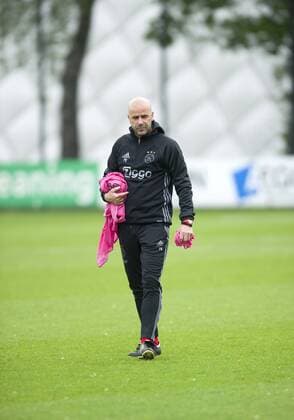 18-05-2017 VOETBAL: TRAINING AJAX: AMSTERDAM Coach Peter Bosz (Ajax) Foto:SCS Michel Utrecht Training session Ajax UEFA Europa League 2016 2017 xVIxVIxImagesx xSoenarxChamidxsportfotografiexIVx 7816750